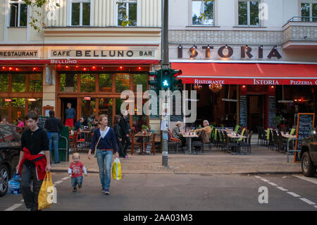 Cafe Restaurant Le Belluno et Kollwitzstraße au district de Pankow Allee à Berlin Allemagne Banque D'Images