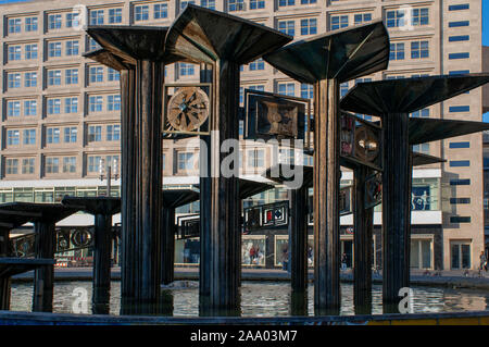 Fontaine de l'amitié des nations de style soviétique Alexanderplatz Berlin Allemagne Banque D'Images