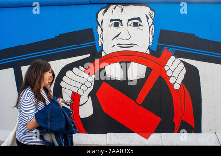 Graffiti sur l'article original du mur de Berlin à l'East Side Gallery à Friedrichshain Berlin Allemagne. Mikhaïl Michail Gorbatchev nos hôte à un marteau et la faucille de stee Banque D'Images