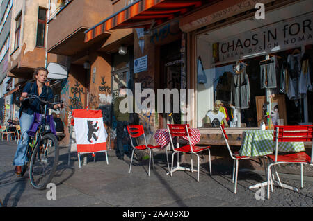 Café de la rue, scène de club, le chaos dans la forme boutique, Falkenstein Street près de Pont Oberbaum, Kreuzberg, Berlin, Allemagne Banque D'Images