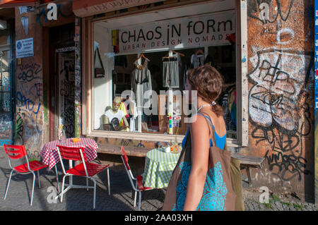 Café de la rue, scène de club, le chaos dans la forme boutique, Falkenstein Street près de Pont Oberbaum, Kreuzberg, Berlin, Allemagne Banque D'Images