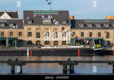 Quai Floodwall près de vue panoramique sur les toits de Berlin avec molécule célèbre sculpture de l'homme et de la Spree, très beau post Berlin Allemagne Banque D'Images