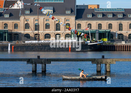 Quai Floodwall près de vue panoramique sur les toits de Berlin avec molécule célèbre sculpture de l'homme et de la Spree, très beau post Berlin Allemagne Banque D'Images