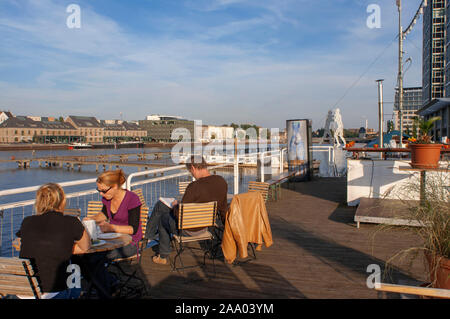 Poetensteig, bateau de la jetée et de restaurants, la rivière Spree dans Parc de Treptow à Alt-Treptow à Berlin, Allemagne Banque D'Images