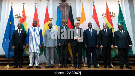 18 novembre 2019, Berlin : Président fédéral Frank-Walter Steinmeier (4e à partir de la droite)) se range aux côtés des chefs d'État et de gouvernement africains, Komi Selom Klassou (l-r), Premier Ministre du Togo, Roch Marc Christian Kabore, Président du Burkina Faso, Alpha Conde, Président de la Guinée, Paul Kagame, Président du Rwanda, Alassane Ouattara, Président de Côte d'Ivoire, Abdel Fattah al-Sisi, Président de l'Égypte, et Nana Addo Dankwa Akufo-Addo, Président du Ghana, s'est réuni pour une photo de groupe avant de dîner dans le château de Bellevue à l'occasion de la "Conférence des Compact avec l'Afrique. Photo : Bernd von Jutrcze Banque D'Images