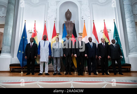 18 novembre 2019, Berlin : Président fédéral Frank-Walter Steinmeier (4e à partir de)r) avec les chefs d'État et de gouvernement africains, Komi Selom Klassou (l-r), Premier Ministre du Togo, Roch Marc Christian Kabore, Président du Burkina Faso, Alpha Conde, Président de la Guinée, Paul Kagame, Président du Rwanda, Alassane Ouattara, Président de Côte d'Ivoire, Abdel Fattah al-Sisi, Président de l'Égypte, et Nana Addo Dankwa Akufo-Addo, Président du Ghana, s'est réuni pour une photo de groupe avant de dîner dans le château de Bellevue à l'occasion de la "Conférence des Compact avec l'Afrique. Photo : Bernd von Jutrczenka/dpa Cred Banque D'Images