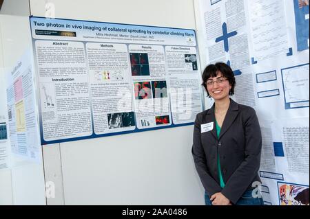 Un chercheur pose avec une affiche décrivant une expérience scientifique complexe à la Johns Hopkins University à Baltimore, Maryland, le 9 avril 2009. À partir de la collection photographique de Homewood. () Banque D'Images