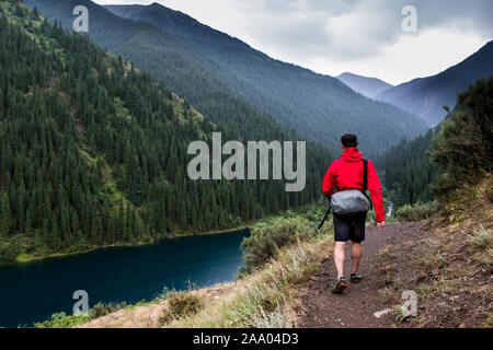 Randonnées dans le parc national des Lacs Kolsay, dans Kungoy Ala vont de la plus grande plage de Tian Shan Banque D'Images