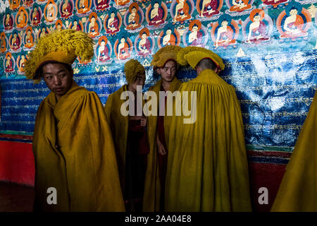 Chapeau jaune Gelugpa, ou l'école, des moines bouddhistes dans un monastère de Tashi Lhunpo monastery Banque D'Images