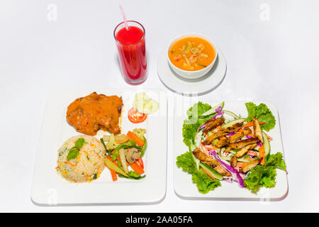 Style asiatique ramadan sehri alimentaires. Repas sains. Une plaque de grill salade de poulet, un plat de riz et de poulet jeu avion et saute vegeta Banque D'Images