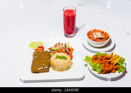 Style asiatique ramadan sehri alimentaires. Repas sains. Une assiette de calamars, un plat de riz et poisson avion jeu et faire sauter les légumes et d'épices Banque D'Images