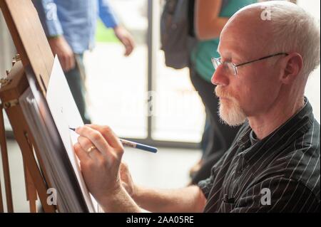 Les étudiants et les professeurs membres de participer à une partie de l'art, d'événements célébrant les arts et la musique, au Centre sur l'Homewood Mattin Campus de l'Université Johns Hopkins de Baltimore, Maryland, le 8 mai 2009. À partir de la collection photographique de Homewood. () Banque D'Images