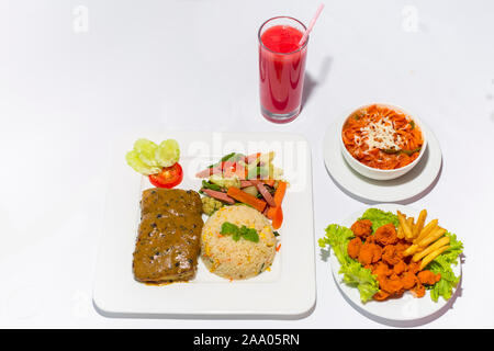 Style asiatique ramadan sehri alimentaires. Repas sains. Une assiette de calamars, un plat de riz et poisson avion jeu et faire sauter les légumes et d'épices Banque D'Images