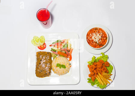 Style asiatique ramadan sehri alimentaires. Repas sains. Une assiette de calamars, un plat de riz et poisson avion jeu et faire sauter les légumes et d'épices Banque D'Images