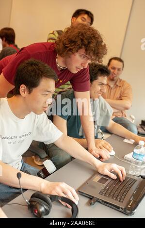 Les étudiants et les professeurs membres de participer à une partie de l'art, d'événements célébrant les arts et la musique, au Centre sur l'Homewood Mattin Campus de l'Université Johns Hopkins de Baltimore, Maryland, le 8 mai 2009. À partir de la collection photographique de Homewood. () Banque D'Images