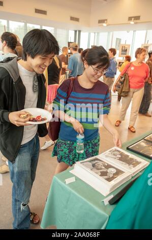 Les étudiants et les professeurs membres de participer à une partie de l'art, d'événements célébrant les arts et la musique, au Centre sur l'Homewood Mattin Campus de l'Université Johns Hopkins de Baltimore, Maryland, le 8 mai 2009. À partir de la collection photographique de Homewood. () Banque D'Images