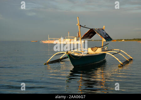 Petit bateau de pêche à balancier est ancré près de la rive, Panglao, Philippines Banque D'Images