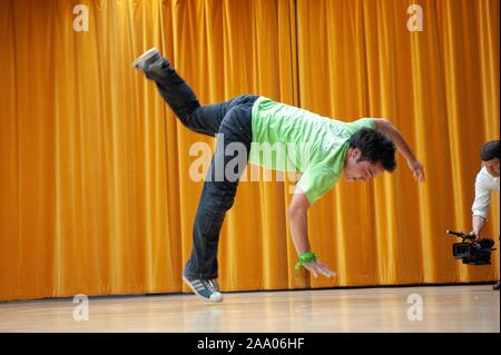 Break dance les élèves puisqu'ils participent à une partie de l'art, d'événements célébrant les arts et la musique, au Centre sur l'Homewood Mattin Campus de l'Université Johns Hopkins de Baltimore, Maryland, le 8 mai 2009. À partir de la collection photographique de Homewood. () Banque D'Images