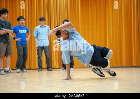 Break dance les élèves puisqu'ils participent à une partie de l'art, d'événements célébrant les arts et la musique, au Centre sur l'Homewood Mattin Campus de l'Université Johns Hopkins de Baltimore, Maryland, le 8 mai 2009. À partir de la collection photographique de Homewood. () Banque D'Images