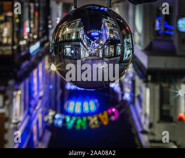 Célèbre Carnaby Street comme vu par un lensball. Banque D'Images