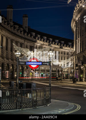 Piccadilly Circus et Regent Street la nuit pendant Noël. Banque D'Images