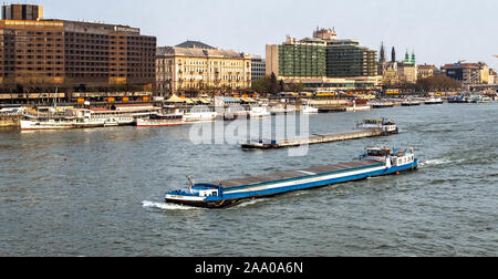 Deux cargos naviguant dans la rivière Danube avec ville en arrière-plan sur scène. Banque D'Images