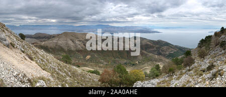 Vue panoramique sur Corfou et l'Albanie depuis le mont Pantokrator Banque D'Images