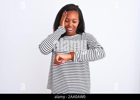 Beau young african american woman wearing winter sweater sur fond isolé à la fois à la montre inquiet, peur de se faire tard Banque D'Images