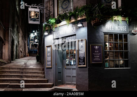 Vue nocturne de la maison de transition pub dans Fleshmarket Close dans la vieille ville d'Édimbourg, Écosse, Royaume-Uni Banque D'Images