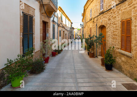 Mallorca, Espagne - Mai 10,2019 : Rue de la vieille ville d'Alcudia, Majorque Banque D'Images