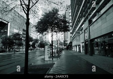 Recherche le long de la Potsdamer strasse, Potsdamer Platz, à la Deutsche Bahn et Kollhoff towers par temps humide à Berlin, Allemagne Banque D'Images