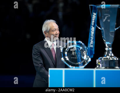Londres, Royaume-Uni. 17 novembre, 2019. Nitto CHEF Hideo Takasaki pendant l'TSITSIPAS vs THIEM match à la Nitto ATP World Tour Finals Londres Jour 8 (finale) à l'O2, Londres, Angleterre le 17 novembre 2019. Photo par Andy Rowland. Credit : premier Media Images/Alamy Live News Banque D'Images