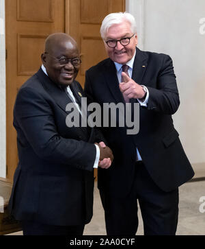 Berlin, Allemagne. 18 Nov, 2019. Frank-Walter Steinmeier, le Président se félicite de Nana Addo Dankwa Akufo-Addo, Président du Ghana, comme l'un des chefs d'État et de gouvernement africains, pour dîner à l'accord avec l'Afrique Conférence dans le château de Bellevue. Crédit : Bernd von Jutrczenka/dpa/Alamy Live News Banque D'Images