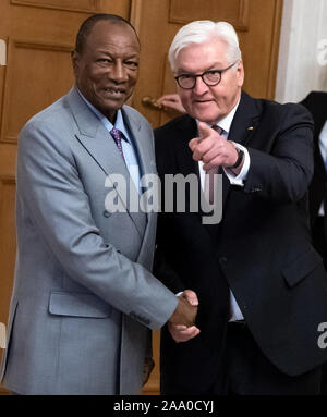 Berlin, Allemagne. 18 Nov, 2019. Président fédéral Frank-Walter Steinmeier se félicite de Alpha Condé, Président de la Guinée, comme l'un des chefs d'état et de gouvernement africains, à un dîner à la "Compact avec l'Afrique" conférence dans le château de Bellevue. Crédit : Bernd von Jutrczenka/dpa/Alamy Live News Banque D'Images