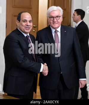 Berlin, Allemagne. 18 Nov, 2019. Président fédéral Frank-Walter Steinmeier se félicite de Abdel Fattah al-Sisi, Président de l'Égypte, comme l'un des chefs d'État et de gouvernement africains pour le dîner à l'accord avec l'Afrique Conférence dans le château de Bellevue. Crédit : Bernd von Jutrczenka/dpa/Alamy Live News Banque D'Images