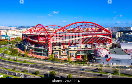 Vue aérienne sur le stade de soccer de Lisbonne Benfica appelé Estadio da Luz - VILLE DE LISBONNE, PORTUGAL - 5 NOVEMBRE 2019 Banque D'Images