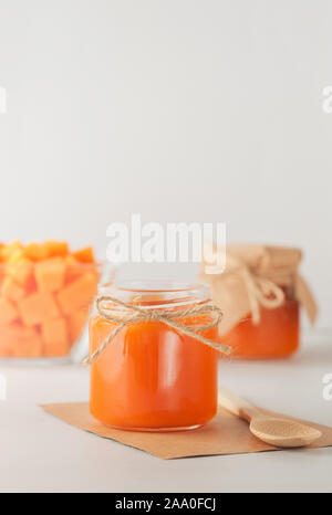 Confiture de citrouille maison dans le pot en verre. Selective focus.Automne préserver.Image en position verticale à l'exemplaire de l'espace. Banque D'Images