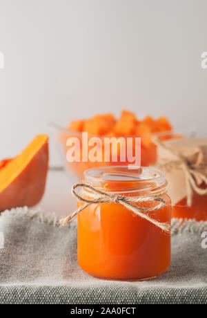 Confiture de citrouille maison dans une portion bols sur la table. Sweet,yummy, délicieux dessert. Plat d'automne. Image avec copie espace,vertical, d'orientation. Banque D'Images