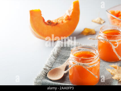 Orange Maison confiture de citrouille dans une portion bols sur la table. Doux, délicieux, savoureux dessert. Des plats d'automne. Image avec copie espace,orientation verticale. Banque D'Images