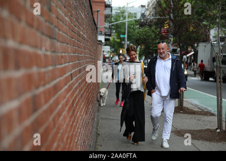 Un couple heureux à pied, Rue Prince, Nolita, Manhattan, New York Banque D'Images