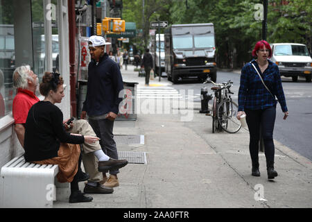 Groupe d'amis Partager Conversation à l'extérieur d'un magasin à Nolita, New York Banque D'Images