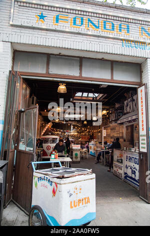 Tacombi TaquerÃ-a dans un ancien garage dans Nolita, Lower Manhattan, New York Banque D'Images