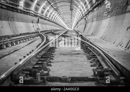 Détour de chemin de fer dans un tunnel de métro Banque D'Images