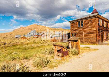 Vue vers l'usine de timbres dans la ville fantôme de Bodie California USA Banque D'Images