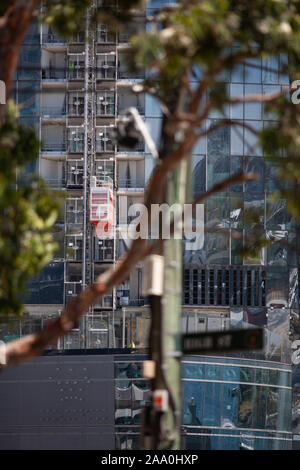 À l'intermédiaire de gommiers australienne à un ascenseur extérieur sur un chantier de construction à Barangaroo Sydney Australie. Banque D'Images