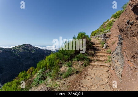 Passage de sentiers de randonnée de la montagne Pico do Arieiro à Pico Ruivo, Madère. Banque D'Images