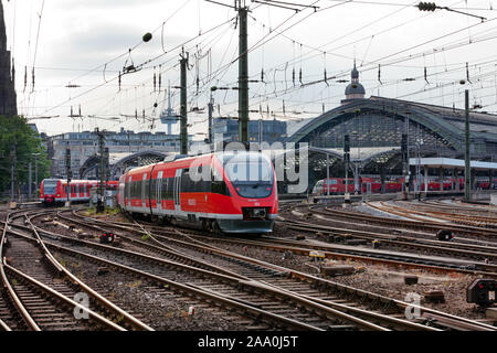 Un train Intercity Express de la Deutsche Bahn les départs de la gare de Cologne en Allemagne Banque D'Images