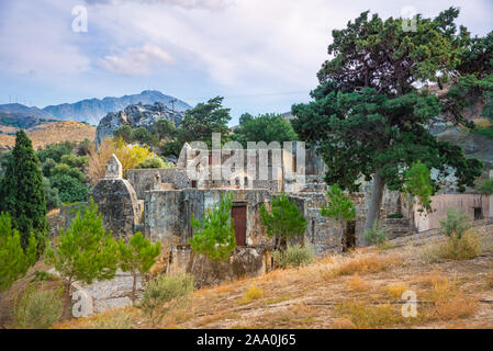 La cour du monastère de Preveli avec l'église de Saint John, Rethimno, Crète, Grèce. Banque D'Images