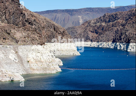 Tourné vers le haut du lac Mead montrant les très bas niveaux d'eau et niveau précédent - , le barrage Hoover , Nevada, USA Banque D'Images