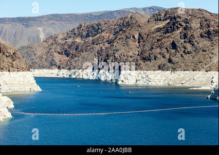 Tourné vers le haut du lac Mead showingthe très bas niveaux d'eau et niveau précédent - , le barrage Hoover , Nevada, USA Banque D'Images